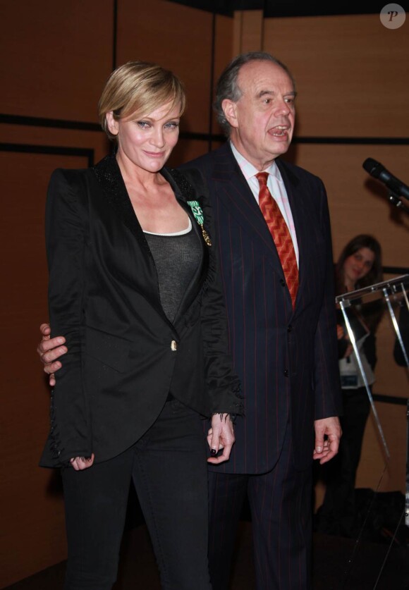 Patricia Kaas a été faite officier des Arts et des Lettres samedi 28 janvier 2012, au Majestic de Cannes, par Frédéric Mitterrand, au cours d'une cérémonie qui a également vu Shakira et Françoise Canetti décorées.