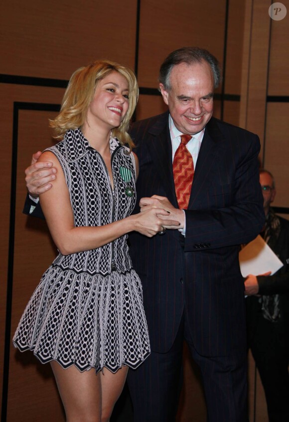 Shakira a reçu samedi 28 janvier 2012, au Majestic de Cannes, les insignes de chevalier des Arts et des Lettres. Première personnalité colombienne à recevoir cette distinction, la chanteuse a été épinglée par Frédéric Mitterrand devant ses parents, au cours d'une cérémonie qui a également vu Patricia Kaas et Françoise Canetti décorées.