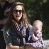 Après-midi ensoleillé au parc pour Jessica Alba, son mari Cash Warren et leurs filles Honor et Haven, à Los Angeles, le 28 janvier 2012