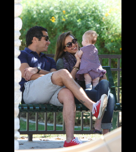 Après-midi ensoleillé au parc pour Jessica Alba, son mari Cash Warren et leurs filles Honor et Haven, à Los Angeles, le 28 janvier 2012