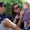 Après-midi ensoleillé au parc pour Jessica Alba, son mari Cash Warren  et leurs filles Honor et Haven, à Los Angeles, le 28 janvier 2012