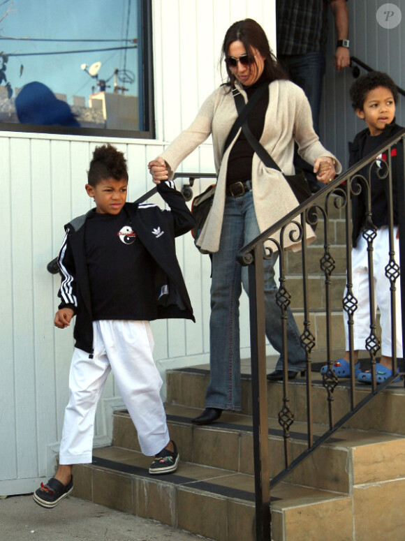 La nounou d'Heidi Klum avec les garçons Henry et Johan à la sortie du cours de Karaté à Brentwood le 28 janvier 2012