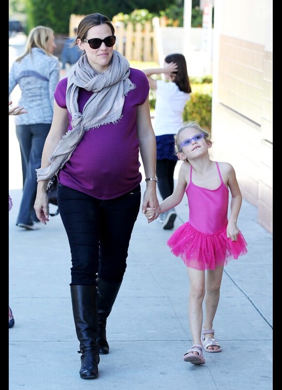 Jennifer Garner, enceinte, et sa fille Violet, qui vient de sortir de son cours de danse, le 28 janvier, à Los Angeles