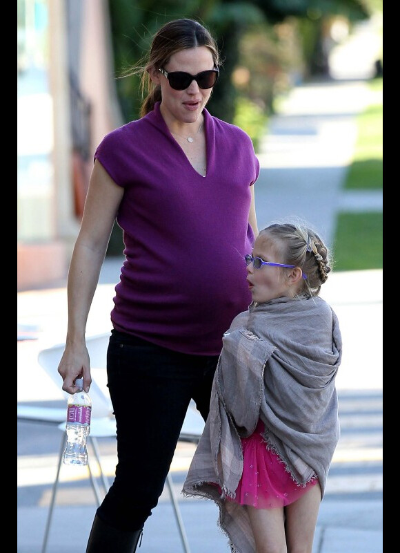 Jennifer Garner, enceinte, et sa fille Violet, qui vient de sortir de son cours de danse, le 28 janvier, à Los Angeles