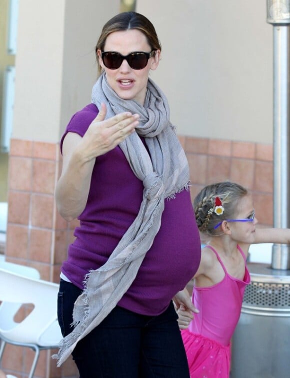 Jennifer Garner, très enceinte, et sa fille Violet, qui vient de sortir de son cours de danse, le 28 janvier, à Los Angeles