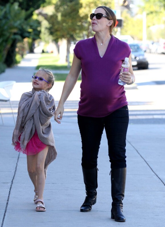 Jennifer Garner et sa fille Violet, qui vient de sortir de son cours de danse, marchent dans les rues de Los Angeles, le 28 janvier