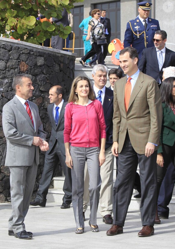 Felipe et Letizia d'Espagne étaient en visite, le 30 janvier 2012, sur l'île d'El Hierro, la plus occidentale de l'archipel des Canaries. L'île, classée réserve de biosphère à l'UNESCO depuis 2000, connaît la première éruption volcanique de son histoire.