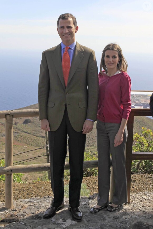 Felipe et Letizia d'Espagne étaient en visite, le 30 janvier 2012, sur l'île d'El Hierro, la plus occidentale de l'archipel des Canaries. L'île, classée réserve de biosphère à l'UNESCO depuis 2000, connaît la première éruption volcanique de son histoire.