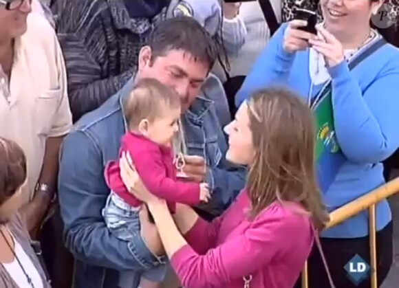La fibre maternelle de Letizia d'Espagne a réjoui ses hôtes, à La  Restinga, sur l'île d'El Hierro, aux Canaries, où la princesse des  Asturies et son époux Felipe étaient en visite le 30 janvier 2012.
