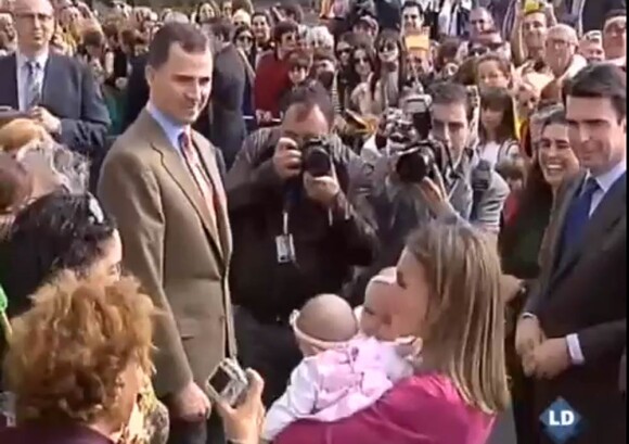 La fibre maternelle de Letizia d'Espagne a réjoui ses hôtes, à La  Restinga, sur l'île d'El Hierro, aux Canaries, où la princesse des  Asturies et son époux Felipe étaient en visite le 30 janvier 2012.