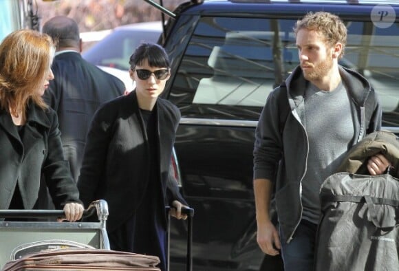Rooney Mara et son petit ami Charlie McDowell à l'aéroport de Los Angeles, le 29 janvier 2012.