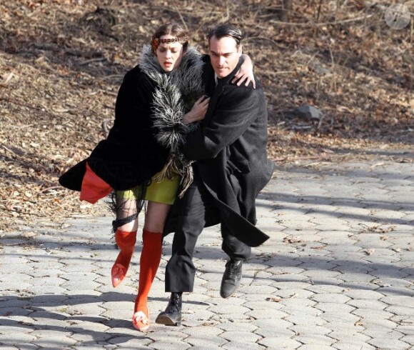 Marion Cotillard superbe et Joaquin Phoenix tournent le film encore sans titre de James Gray, à New York, le 30 janvier 2012.