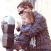 Jennifer Garner, enceinte, et Seraphina payent le parcmètre à Los Angeles, le 31 janvier 2012