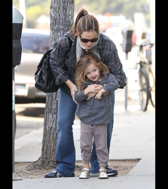 Jennifer Garner, enceinte, et la petite Seraphina font des courses à Los Angeles, le 31 janvier 2012