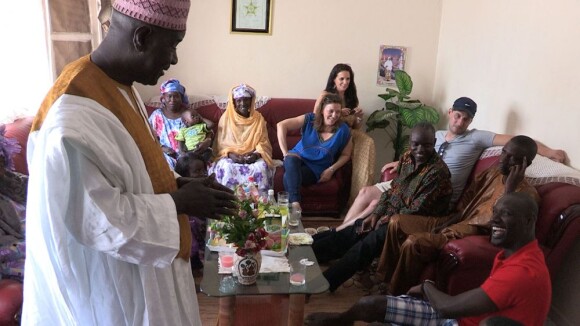 Moment en famille avec son épouse Hélène Sy pour Omar Sy au Sénégal dans le documentaire L'entrée des Trappistes, diffusé le 7 février sur Canal + en prime time