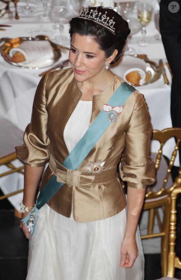 La princesse Mary de Danemark était une fois de plus magnifique en tenue d'apparat pour un dîner célébrant le jubilé des 40 ans de règne de la reine Margrethe, le 1er février 2012 au palais de Christiansborg.