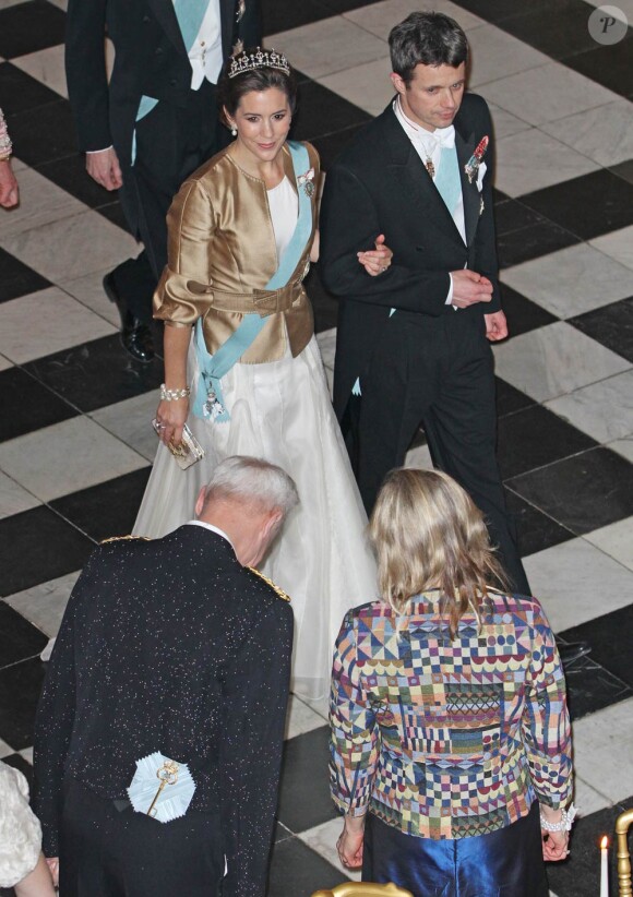Au côté de son mari le prince Frederik, la princesse Mary de Danemark était une fois de plus magnifique en tenue d'apparat pour un dîner célébrant le jubilé des 40 ans de règne de la reine Margrethe, le 1er février 2012 au palais de Christiansborg.