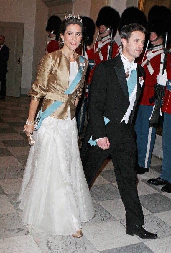 Au côté de son mari le prince Frederik, la princesse Mary de Danemark était une fois de plus magnifique en tenue d'apparat pour un dîner célébrant le jubilé des 40 ans de règne de la reine Margrethe, le 1er février 2012 au palais de Christiansborg.