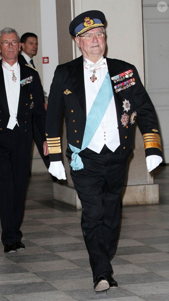 Le prince Henrik arrive à Christiansborg pour un dîner en l'honneur de la reine Margrethe, dans le cadre du jubilé de ses 40 ans de règne, le 1er février 2012.