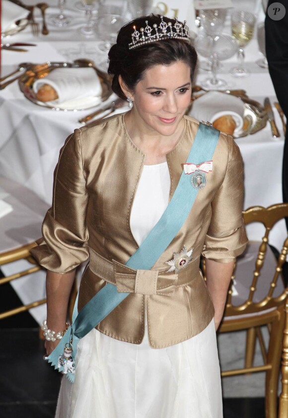 La princesse Mary de Danemark était une fois de plus magnifique en tenue d'apparat pour un dîner célébrant le jubilé des 40 ans de règne de la reine Margrethe, le 1er février 2012 au palais de Christiansborg.