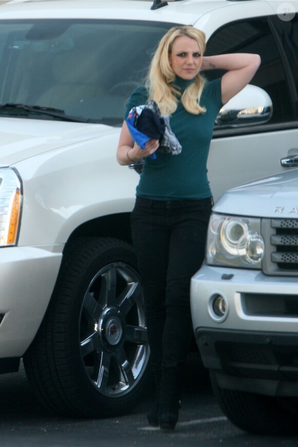 Britney Spears va chercher ses fils à la gym à Los Angeles le 31 janvier 2012