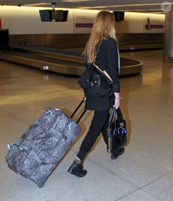 Whitney Port recharge son portable à l'aéroport de Miami, le 20 janvier 2012