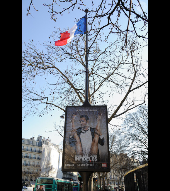 Affiche du film Les Infidèles dans Paris qui est retirée le 3 février 2012