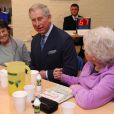Le prince Charles a rencontré des paroissien(ne)s de l'église Sainte-Mary à Londres le 2 février 2012.