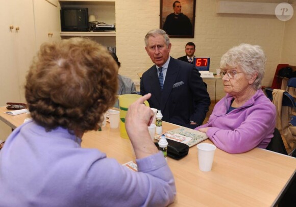 Le prince Charles a rencontré des paroissien(ne)s de l'église Sainte-Mary à Londres le 2 février 2012.