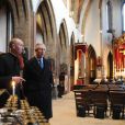 L'évêque de Londres Richard Chartres s'est joint au prince Charles pour sa tournée des églises à Londres le 2 février 2012.