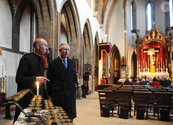 L'évêque de Londres Richard Chartres s'est joint au prince Charles pour sa tournée des églises à Londres le 2 février 2012.