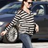 Alyson Hannigan adopte un look easy chic, sac Chanel à l'épaule, à Los Angeles le 3 février 2012.