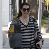 Alyson Hannigan adopte un look easy chic, sac Chanel à l'épaule, à Los Angeles le 3 février 2012.