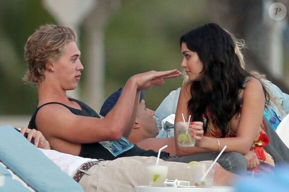 Pause tendresse pour Vanessa Hudgens et Austin Butler sur une plage de Hawaï, le 25 janvier 2012.