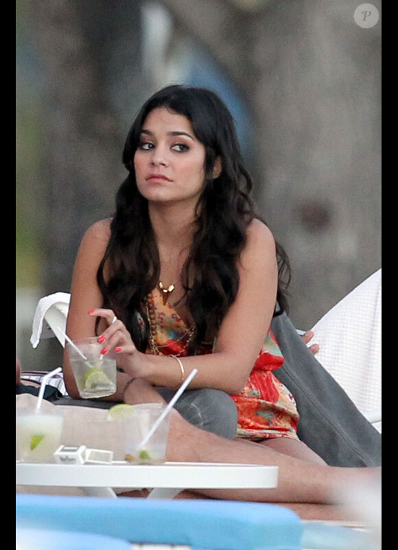 Pause tendresse pour Vanessa Hudgens et Austin Butler sur une plage de Hawaï, le 25 janvier 2012.