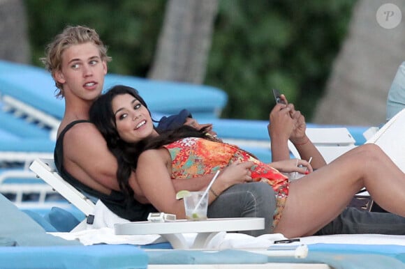 Pause tendresse pour Vanessa Hudgens et Austin Butler sur une plage de Hawaï, le 25 janvier 2012.