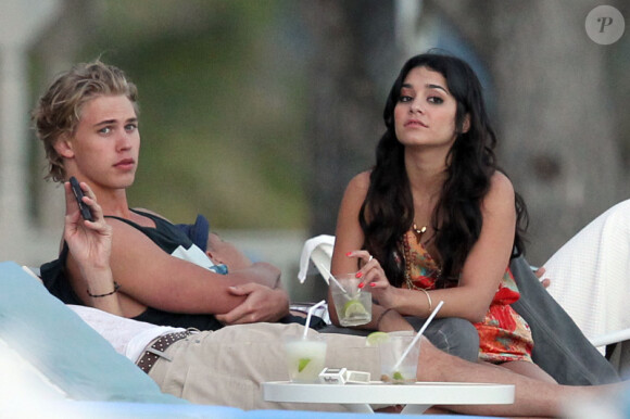 Pause tendresse pour Vanessa Hudgens et Austin Butler sur une plage de Hawaï, le 25 janvier 2012.