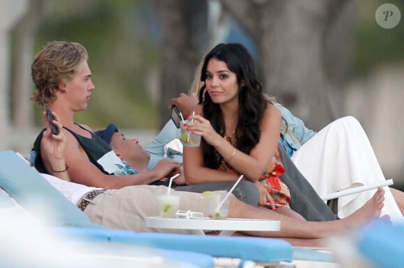 Pause tendresse pour Vanessa Hudgens et Austin Butler sur une plage de Hawaï, le 25 janvier 2012.