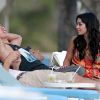 Pause tendresse pour Vanessa Hudgens et Austin Butler sur une plage de Hawaï, le 25 janvier 2012.