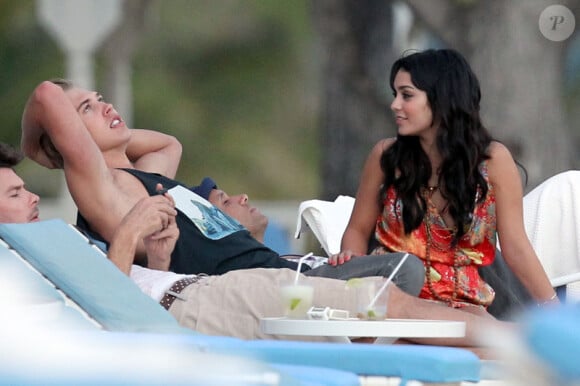 Pause tendresse pour Vanessa Hudgens et Austin Butler sur une plage de Hawaï, le 25 janvier 2012.