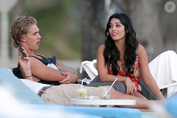 Pause tendresse pour Vanessa Hudgens et Austin Butler sur une plage de Hawaï, le 25 janvier 2012.