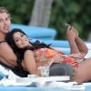 Pause tendresse pour Vanessa Hudgens et Austin Butler sur une plage de Hawaï, le 25 janvier 2012.