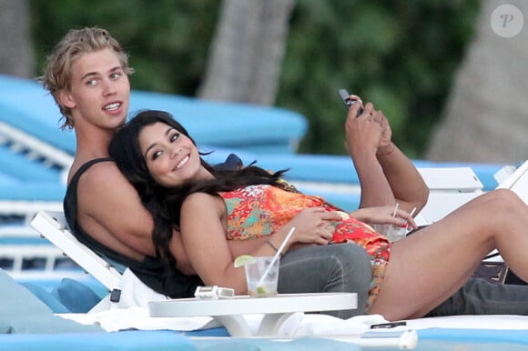 Pause tendresse pour Vanessa Hudgens et Austin Butler sur une plage de Hawaï, le 25 janvier 2012.