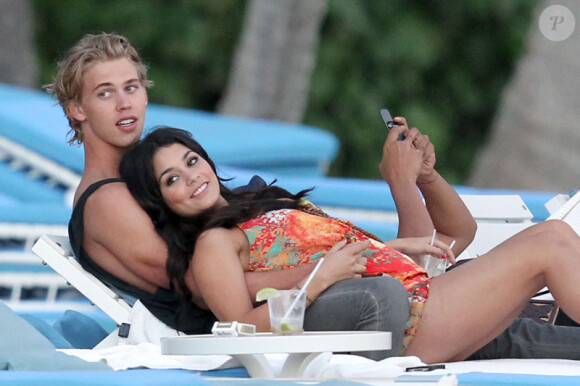 Pause tendresse pour Vanessa Hudgens et Austin Butler sur une plage de Hawaï, le 25 janvier 2012.