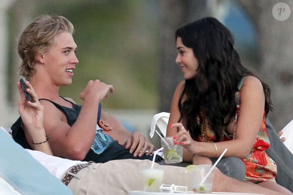 Pause tendresse pour Vanessa Hudgens et Austin Butler sur une plage de Hawaï, le 25 janvier 2012.