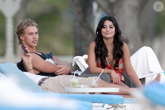 Pause tendresse pour Vanessa Hudgens et Austin Butler sur une plage de Hawaï, le 25 janvier 2012.