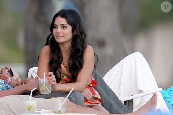 Pause tendresse pour Vanessa Hudgens et Austin Butler sur une plage de Hawaï, le 25 janvier 2012.