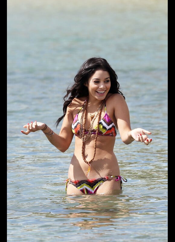 Vanessa Hudgens joue les déesses et s'offre une baignade sur une plage de Hawaï, le 25 janvier 2012.