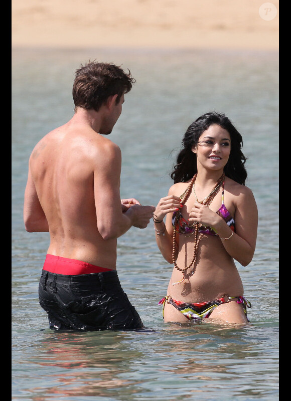 Vanessa Hudgens joue les déesses et s'offre une baignade sur une plage de Hawaï, le 25 janvier 2012.