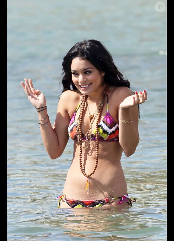 Vanessa Hudgens s'offre une baignade sur une plage de Hawaï, le 25 janvier 2012.